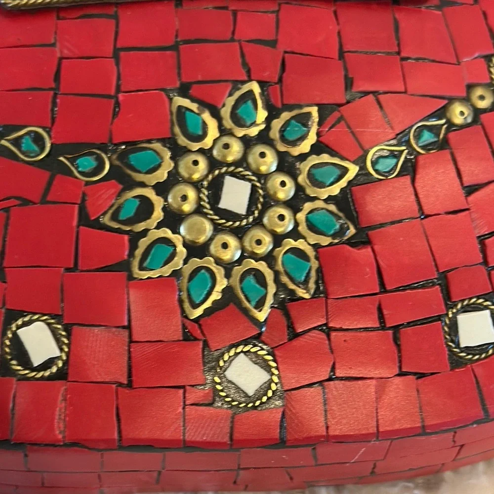 Elegant Red and Gold Crossbody Bag with Ornate Beadwork - Picture 3 of 9